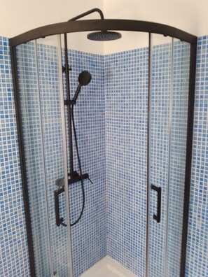 Shower, bidet, towels, soap - Beach House (Olhos de Água)
