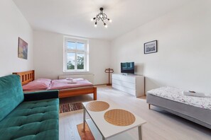 3 makuuhuonetta, työpöytä, vauvan matkasänky, ilmainen Wi-Fi