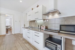 Réfrigérateur, four à micro-ondes, un four, surface de cuisson