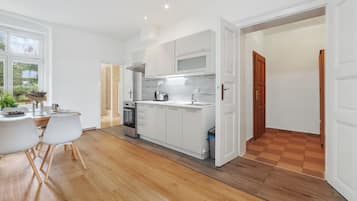 Frigorífico, microondas, horno y placa de cocina