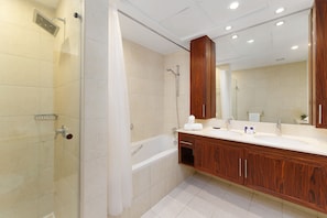 Bathtub, free toiletries, hair dryer, bidet