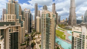 Un quartier urbain dense, caractérisé par de hauts immeubles modernes, une rivière et un parc.