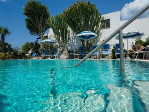 Chambre, 1 chambre, balcon, vue sur le jardin | Piscine | Piscine extérieure