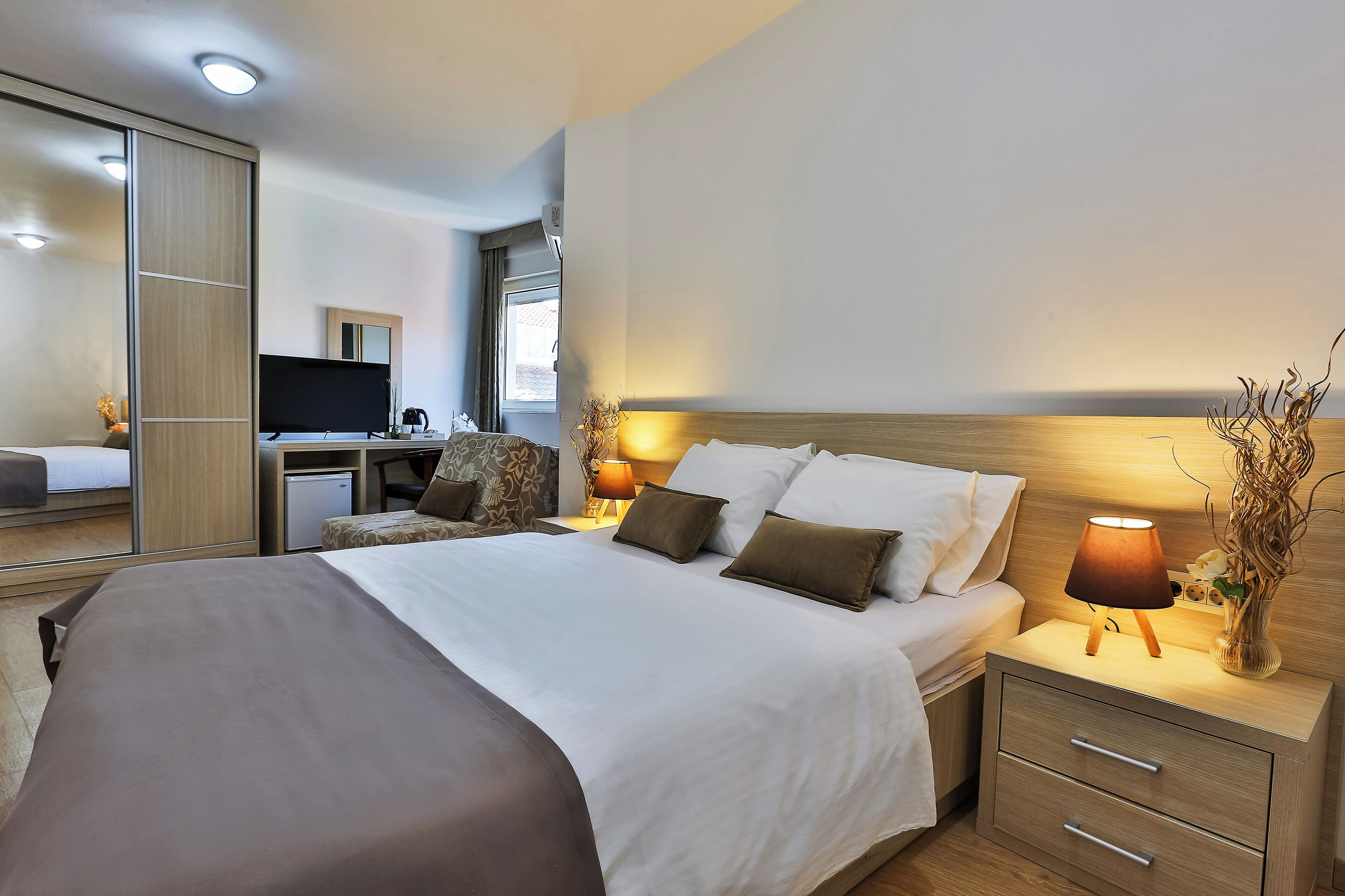 Desk, soundproofing, WiFi (free), bed sheets