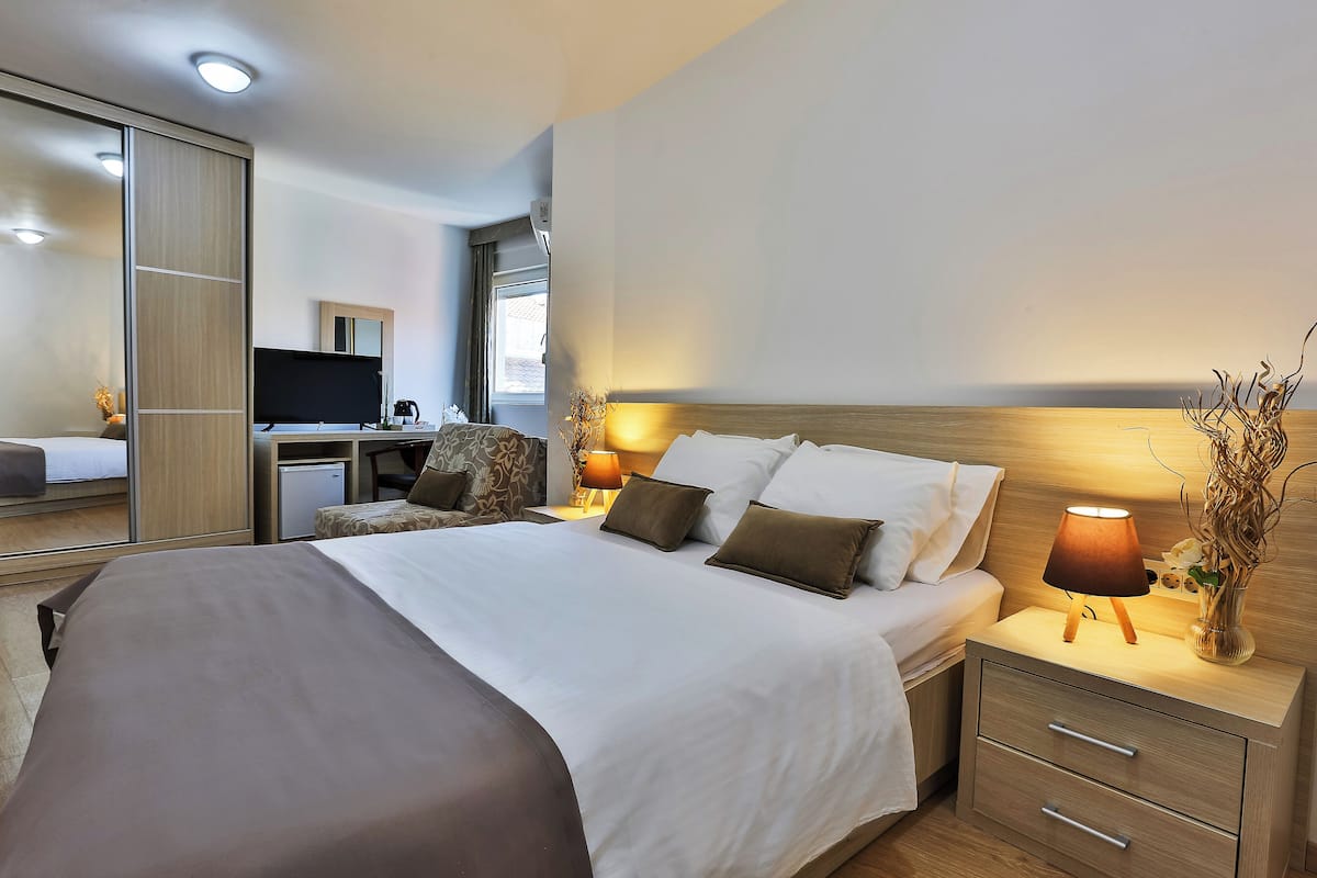 Desk, soundproofing, WiFi (free), bed sheets