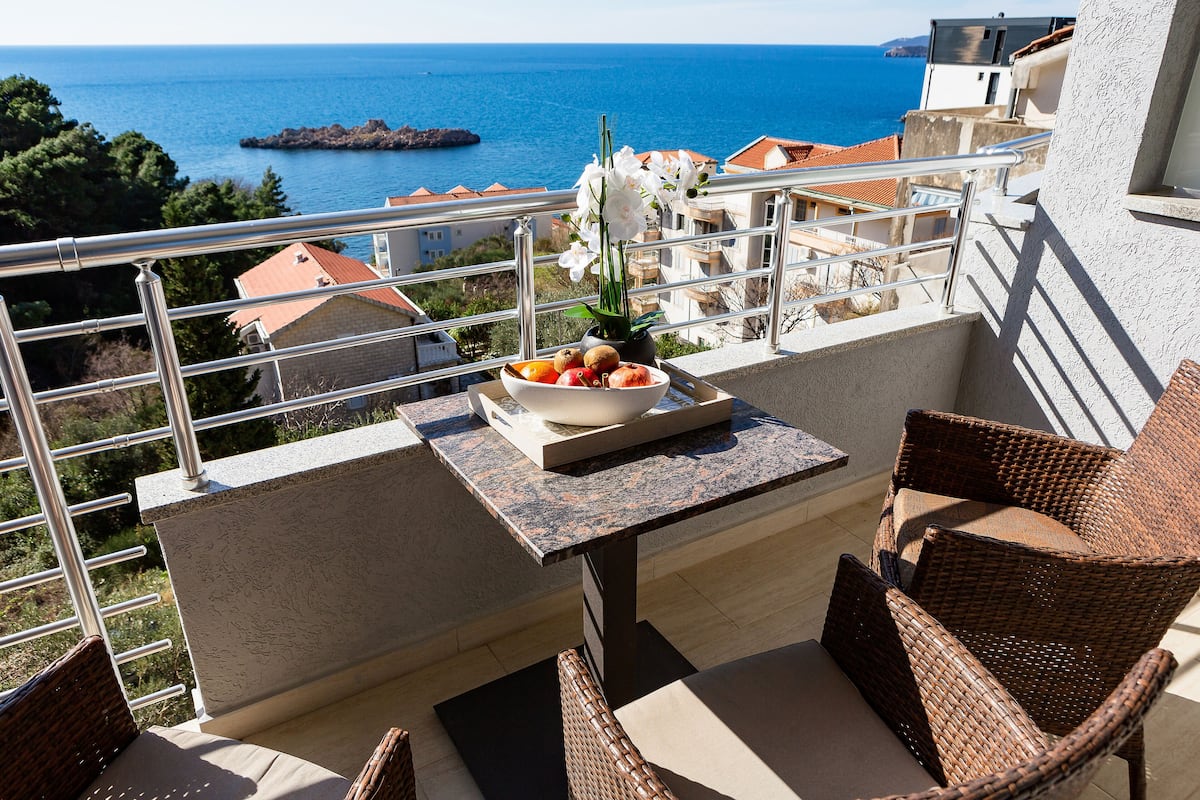 Standaard driepersoonskamer | Terras