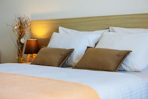 Habitación triple estándar | Escritorio, sistema de insonorización, wifi gratis y ropa de cama