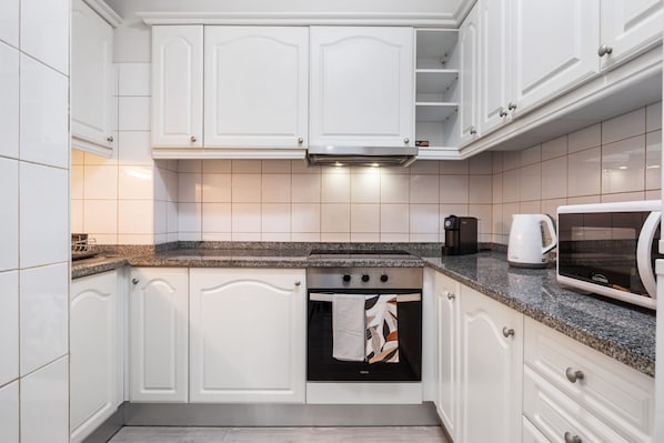 Een koelkast, een magnetron, een oven, een kookplaat