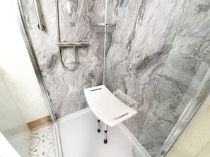 Shower, towels - Carriden - rural accommodation in the Cairngorms (Insh)