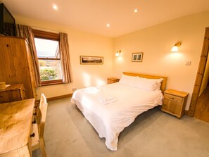 5 quartos, escrivaninha, ferros/tábuas de passar roupa, berço de viagem