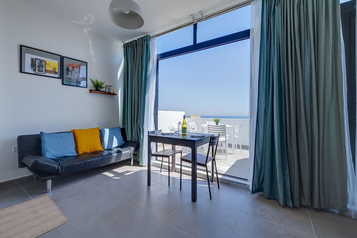 Room 12 | 1 bedroom, iron/ironing board, free WiFi, bed sheets