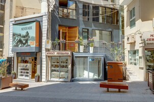 Un edificio de varios pisos con una tienda boutique en la planta baja y una unidad residencial visible en los niveles superiores.