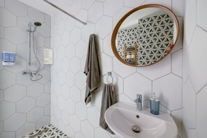 Room 12 | Bathroom | Shower, hair dryer, towels - Sliema Creek Boutique Suites  (Sliema)