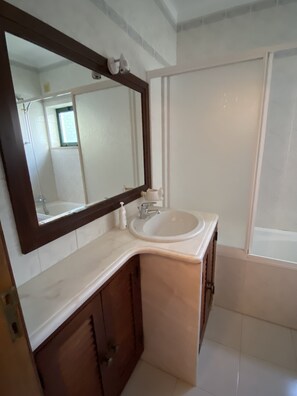 Een haardroger, een bidet, handdoeken