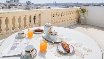 Panorama appartement | 1 slaapkamer, een laptopwerkplek, een strijkplank/strijkijzer