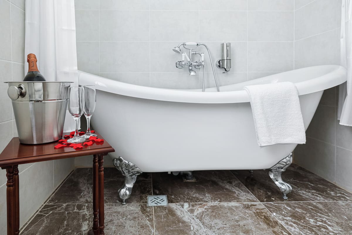 Apartment 3 | Baño | Ducha, artículos de higiene personal gratuitos y secador de pelo