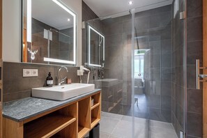 Een douche, een haardroger, handdoeken, zeep