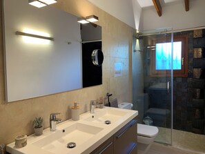 Secadora de cabello, toallas, jabón, papel de baño 