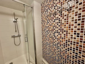 Shower, hair dryer, towels - Captain's Quarters - Maison en Bord de Plage (Saint-Côme-de-Fresné)