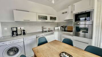 Jääkaappi, mikroaaltouuni, uuni, astianpesukone