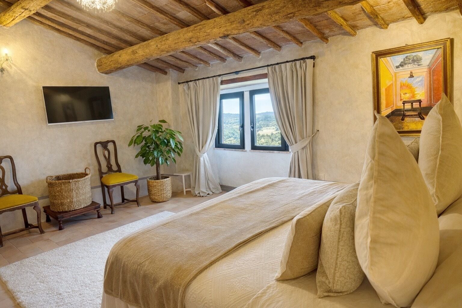Un dormitorio con una cama, televisión, ventana con cortinas, una planta y un cuadro en la pared.