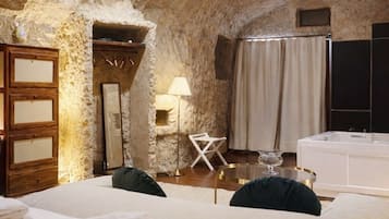 Romantic Suite | Premium bedding, down comforters, in-room safe, iron/ironing board