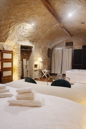Romantic Suite | Premium bedding, down comforters, in-room safe, iron/ironing board - Torre Collevento Luxury Villa (Orvieto)