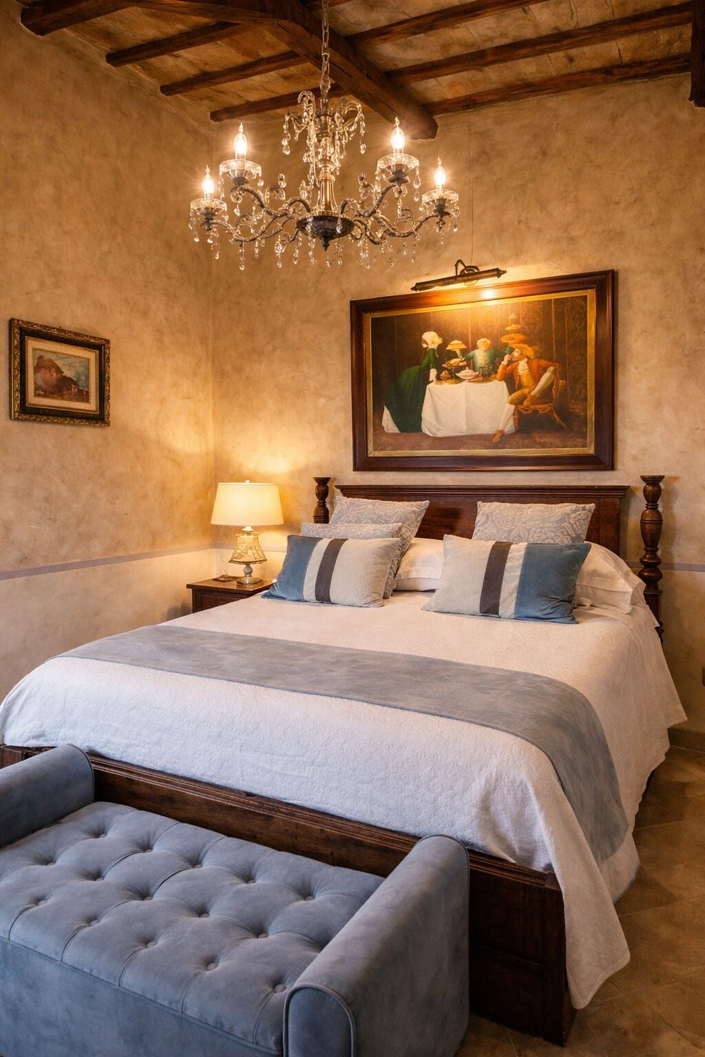 أغطية فراش متميزة وألحفة محشوة بالريش وخزنة داخل الغرفة ومكواة/لوح كي