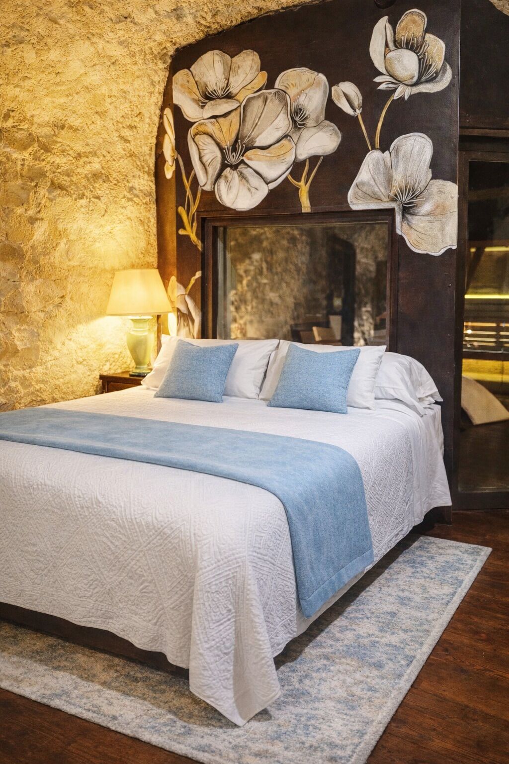 Romantic Suite | Premium bedding, down duvets, in-room safe, iron/ironing board