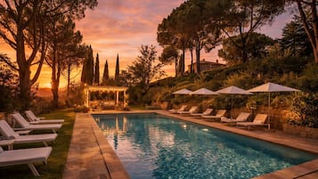 Una piscina al aire libre de temporada