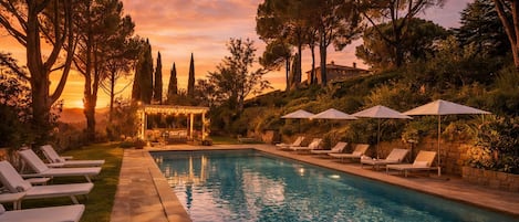 Piscine extérieure (ouverte en saison)