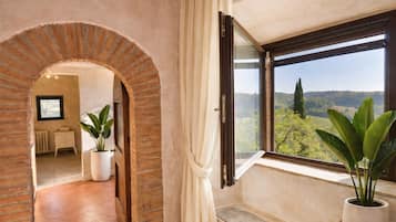 Suíte superior | Roupas de cama premium, edredons de pluma, cofres nos quartos