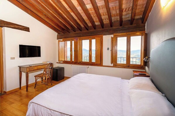 Kolmen hengen standard-huone | Työpöytä, silitysrauta/-lauta, ilmainen Wi-Fi, vuodevaatteet