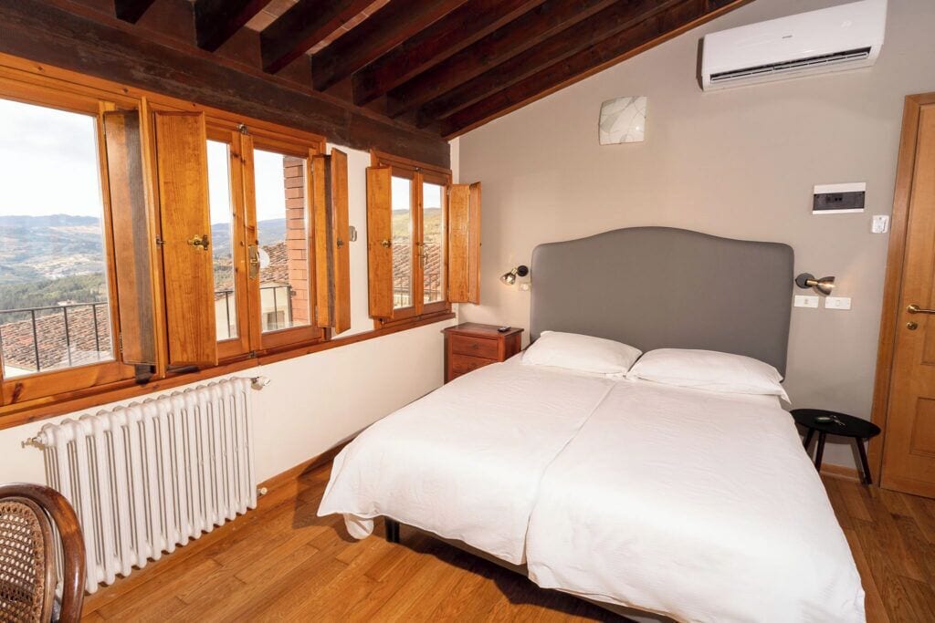 Quarto triplo standard | Escrivaninha, ferros/tábuas de passar roupa, Wi-Fi de cortesia
