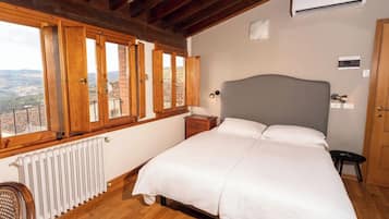 Quarto triplo standard | Escrivaninha, ferros/tábuas de passar roupa, Wi-Fi de cortesia