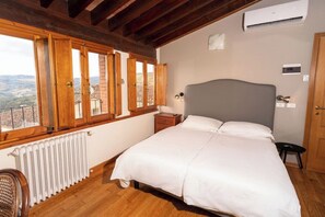 Habitación triple estándar | Escritorio, tabla de planchar con plancha, wifi gratis y ropa de cama