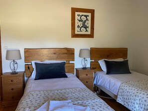 3 عدّة غرف نوم ومكواة/لوح كي وواي فاي مجانًا وملاءات أسرّة