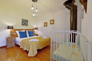 3 bedrooms, iron/ironing board, free WiFi, bed sheets