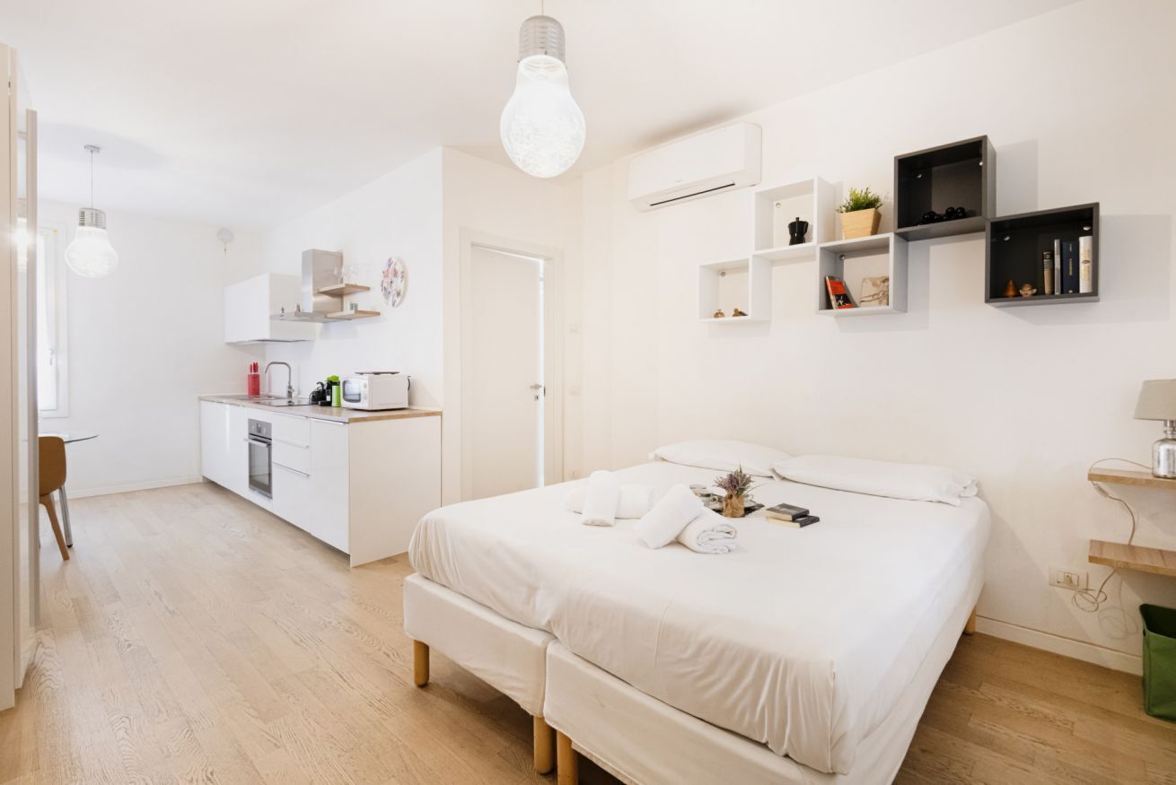 Tabla de planchar con plancha, wifi y ropa de cama 