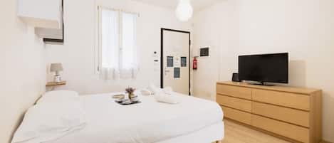 Een strijkplank/strijkijzer, wifi, beddengoed