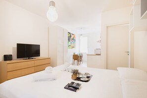Tabla de planchar con plancha, wifi y ropa de cama 
