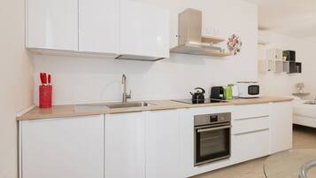 Fridge, oven, stovetop, dishwasher