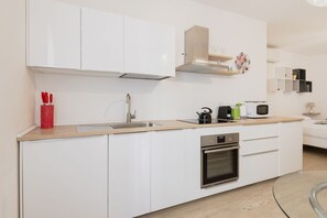 Fridge, oven, stovetop, dishwasher