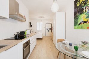 ثلاجة، فرن، موقد طهي مسطح، غسالة أطباق