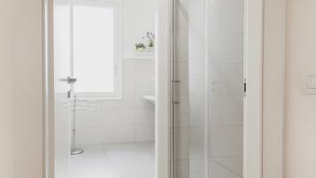 Dusche, Haartrockner, Bidet, Handtücher