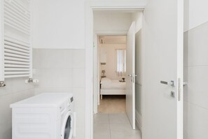 تجهيزات دش، مجففات شعر، مراحيض شطف، مناشف