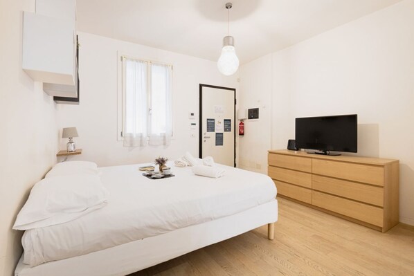 Iron/ironing board, WiFi, bed sheets