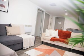 Smart TV - City Centre Apartment, Quiet and Cozy, Sleeps 4. (Liverpool)