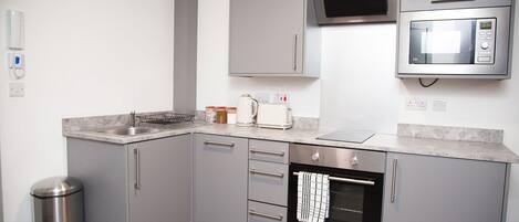 Refrigerador, microondas, horno, placa de cocina