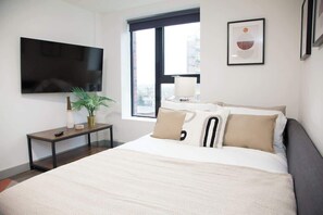 1 bedroom, iron/ironing board, free WiFi, bed sheets - City Centre Apartment, Quiet and Cozy, Sleeps 4. (Liverpool)